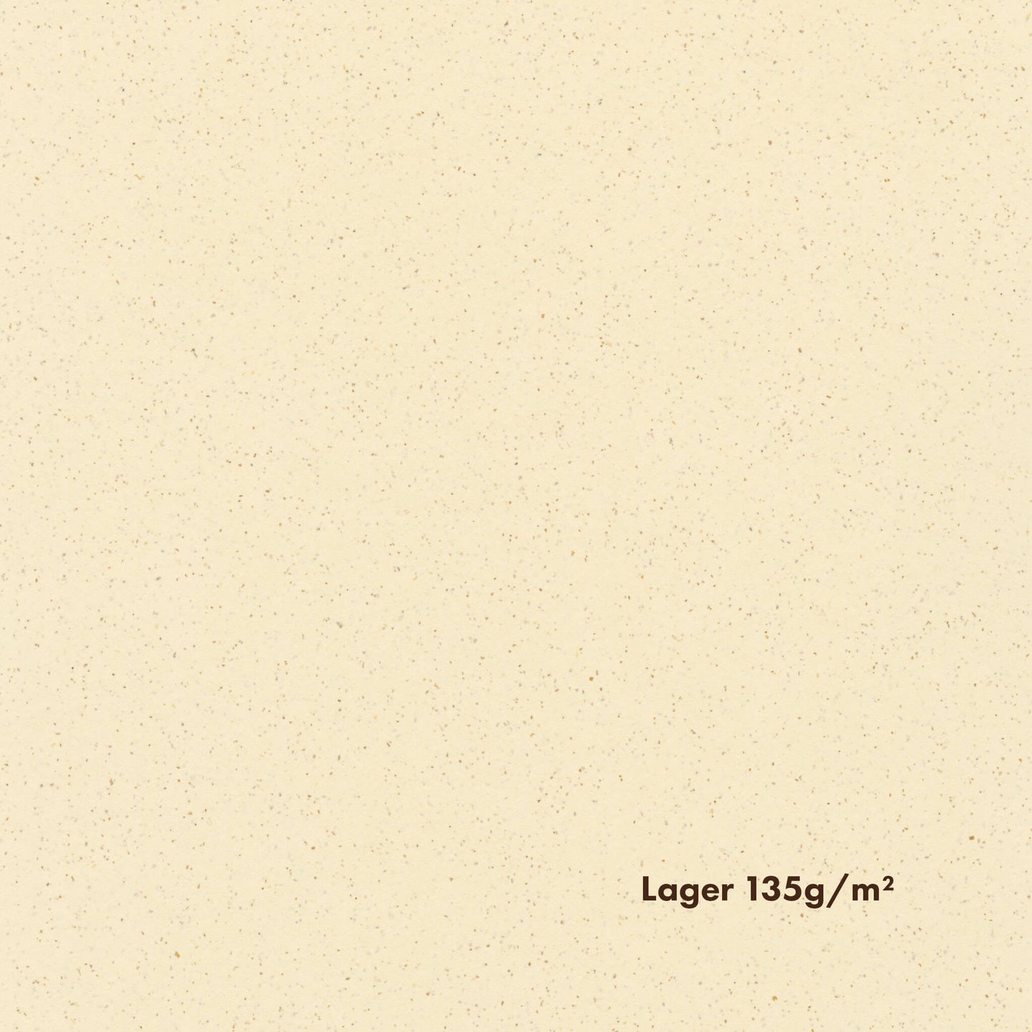 A detailed view of creamy-toned pulp paper, with a yellowish hue and noticeable brown speckles all over. Near the bottom, a text reads 'Lager 135g/m2'.